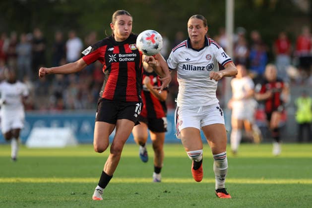 Loreen Bender (Bayer 04 Leverkusen) und Klara Buehl (FC Bayern Muenchen) im Zweikampf waehrend des Spiels der Frauen Bundesliga zwischen Bayer 04 Leverkusen und FC Bayern Muenchen, Ulrich-Haberland-Stadion am 14. September 2026 in Leverkusen, Deutschland. (Foto von Oliver Kaelke DeFodi Images) +++ Loreen Bender (Bayer 04 Leverkusen) und Klara Buehl (FC Bayern Muenchen) battle for the ball during the Bundesliga match between Bayer 04 Leverkusen and FC Bayern Muenchen at Ulrich-Haberland-Stadion on September 14, 2026 in Leverkusen, Germany. (Photo by Oliver Kaelke DeFodi Images) DFB DFL REGULATIONS PROHIBIT ANY USE OF PHOTOGRAPHS AS IMAGE SEQUENCES AND OR QUASI-VIDEO. (Photo by Oliver Kaelke DeFodi Images) -
