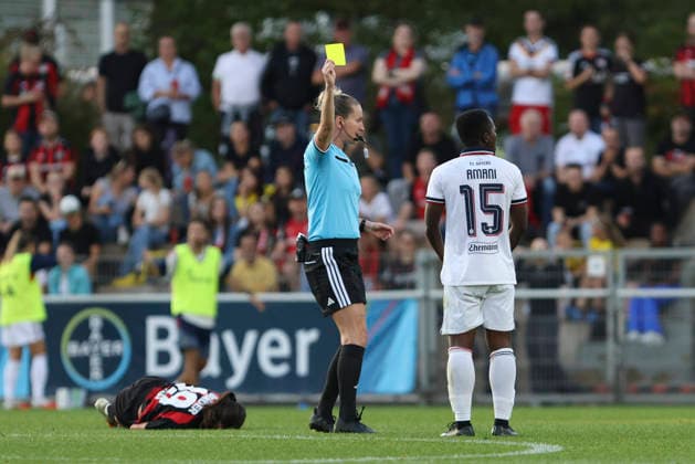 Bernadette Kakounan Amani (FC Bayern Muenchen) erhaelt die gelbe Karte waehrend des Spiels der Frauen Bundesliga zwischen Bayer 04 Leverkusen und FC Bayern Muenchen, Ulrich-Haberland-Stadion am 14. September 2026 in Leverkusen, Deutschland. (Foto von Oliver Kaelke DeFodi Images) +++ Bernadette Kakounan Amani (FC Bayern Muenchen) gets the yellow card during the Bundesliga match between Bayer 04 Leverkusen and FC Bayern Muenchen at Ulrich-Haberland-Stadion on September 14, 2026 in Leverkusen, Germany. (Photo by Oliver Kaelke DeFodi Images) DFB DFL REGULATIONS PROHIBIT ANY USE OF PHOTOGRAPHS AS IMAGE SEQUENCES AND OR QUASI-VIDEO. (Photo by Oliver Kaelke DeFodi Images) -