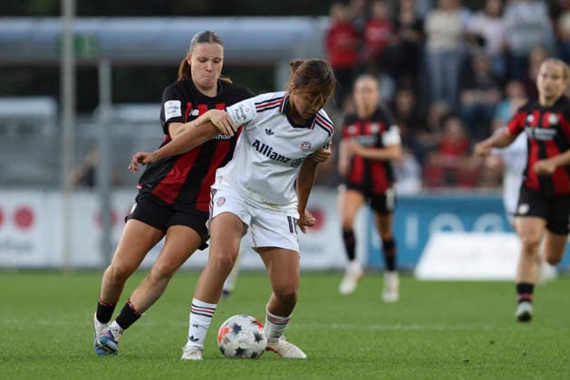 Estrella Merino Gonzalez (Bayer 04 Leverkusen) und Momoko Tanikawa (FC Bayern Muenchen) im Zweikampf waehrend des Spiels der Frauen Bundesliga zwischen Bayer 04 Leverkusen und FC Bayern Muenchen, Ulrich-Haberland-Stadion am 14. September 2026 in Leverkusen, Deutschland. (Foto von Oliver Kaelke DeFodi Images) +++ Estrella Merino Gonzalez (Bayer 04 Leverkusen) und Momoko Tanikawa (FC Bayern Muenchen) battle for the ball during the Bundesliga match between Bayer 04 Leverkusen and FC Bayern Muenchen at Ulrich-Haberland-Stadion on September 14, 2026 in Leverkusen, Germany. (Photo by Oliver Kaelke DeFodi Images) DFB DFL REGULATIONS PROHIBIT ANY USE OF PHOTOGRAPHS AS IMAGE SEQUENCES AND OR QUASI-VIDEO. (Photo by Oliver Kaelke DeFodi Images) -
