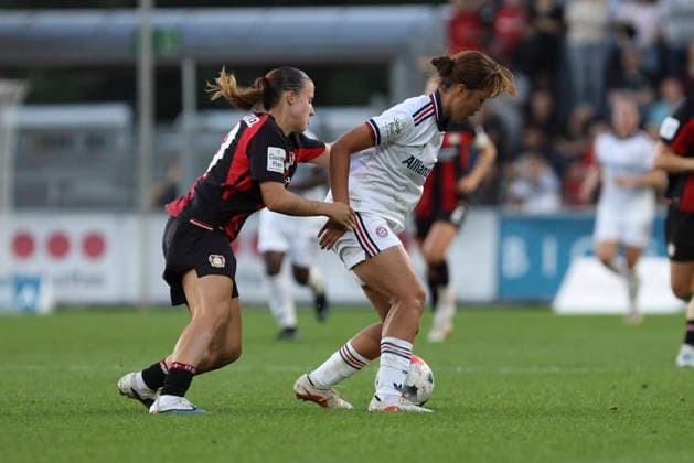 Estrella Merino Gonzalez (Bayer 04 Leverkusen) und Momoko Tanikawa (FC Bayern Muenchen) im Zweikampf waehrend des Spiels der Frauen Bundesliga zwischen Bayer 04 Leverkusen und FC Bayern Muenchen, Ulrich-Haberland-Stadion am 14. September 2026 in Leverkusen, Deutschland. (Foto von Oliver Kaelke DeFodi Images) +++ Estrella Merino Gonzalez (Bayer 04 Leverkusen) und Momoko Tanikawa (FC Bayern Muenchen) battle for the ball during the Bundesliga match between Bayer 04 Leverkusen and FC Bayern Muenchen at Ulrich-Haberland-Stadion on September 14, 2026 in Leverkusen, Germany. (Photo by Oliver Kaelke DeFodi Images) DFB DFL REGULATIONS PROHIBIT ANY USE OF PHOTOGRAPHS AS IMAGE SEQUENCES AND OR QUASI-VIDEO. (Photo by Oliver Kaelke DeFodi Images) -