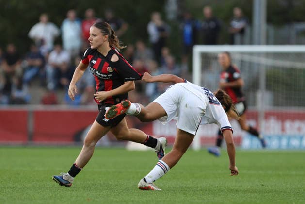 Estrella Merino Gonzalez (Bayer 04 Leverkusen) und Momoko Tanikawa (FC Bayern Muenchen) im Zweikampf waehrend des Spiels der Frauen Bundesliga zwischen Bayer 04 Leverkusen und FC Bayern Muenchen, Ulrich-Haberland-Stadion am 14. September 2026 in Leverkusen, Deutschland. (Foto von Oliver Kaelke DeFodi Images) +++ Estrella Merino Gonzalez (Bayer 04 Leverkusen) und Momoko Tanikawa (FC Bayern Muenchen) battle for the ball during the Bundesliga match between Bayer 04 Leverkusen and FC Bayern Muenchen at Ulrich-Haberland-Stadion on September 14, 2026 in Leverkusen, Germany. (Photo by Oliver Kaelke DeFodi Images) DFB DFL REGULATIONS PROHIBIT ANY USE OF PHOTOGRAPHS AS IMAGE SEQUENCES AND OR QUASI-VIDEO. (Photo by Oliver Kaelke DeFodi Images) -