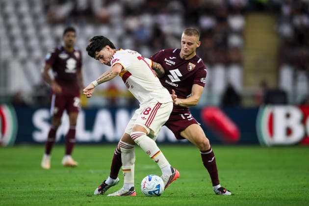 Torino FC v AS Roma - Serie A Matias Soule of AS Roma competes for the ball with Pietro Comuzzo of Torino FC during the Serie A football match between Torino FC and AS Roma. Turin Italy Copyright: xNicolòxCampox