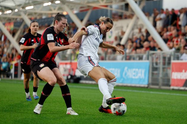 Fußball I Frauen I Saison 2026-2027 I Bundesliga I 4. Spieltag I Bayer 04 Leverkusen - FC Bayern München I 14.09.2026 Claudia Wenger (5, Bayer 04 Leverkusen) und Klara Bühl (17, FC Bayern München) im Zweikampf Leverkusen Ulrich-Haberland-Stadion Nordrhein-Westfalen Deutschland