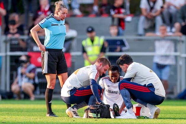 14.09.2026, Fußball, 1. Frauen Bundesliga, Bayer 04 Leverkusen - FC Bayern München, 4. Spieltag, Ulrich-Haberland-Stadion, Saison 2026 27: Bernadette Amani (FC Bayern München 15) verletzt auf dem Spielfeld muss medizinisch versorgt werden DFB regulations prohibit any use of photographs as image sequences and or quasi-video. Nordrhein-Westfalen Deutschland