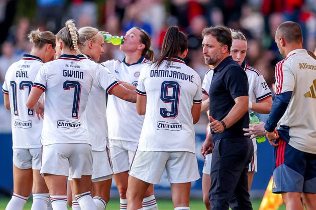 14.09.2026, Fußball, 1. Frauen Bundesliga, Bayer 04 Leverkusen - FC Bayern München, 4. Spieltag, Ulrich-Haberland-Stadion, Saison 2026 27: Cheftrainer Jose Barcala (FC Bayern München hc) gibt seiner Mannschaft eine Ansage DFB regulations prohibit any use of photographs as image sequences and or quasi-video. Nordrhein-Westfalen Deutschland