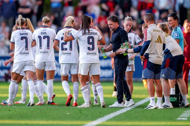 14.09.2026, Fußball, 1. Frauen Bundesliga, Bayer 04 Leverkusen - FC Bayern München, 4. Spieltag, Ulrich-Haberland-Stadion, Saison 2026 27: Cheftrainer Jose Barcala (FC Bayern München hc) gibt seiner Mannschaft eine Ansage DFB regulations prohibit any use of photographs as image sequences and or quasi-video. Nordrhein-Westfalen Deutschland