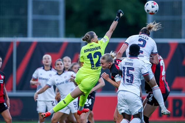 14.09.2026, Fußball, 1. Frauen Bundesliga, Bayer 04 Leverkusen - FC Bayern München, 4. Spieltag, Ulrich-Haberland-Stadion, Saison 2026 27: Rafaela Borggräfe (Bayer 04 Leverkusen 12) verteidigt im Strafraum gegen Bernadette Amani (FC Bayern München 15) Vanessa Gilles (FC Bayern München 02) Strafraumaktion DFB regulations prohibit any use of photographs as image sequences and or quasi-video. Nordrhein-Westfalen Deutschland