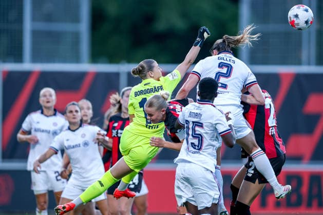 14.09.2026, Fußball, 1. Frauen Bundesliga, Bayer 04 Leverkusen - FC Bayern München, 4. Spieltag, Ulrich-Haberland-Stadion, Saison 2026 27: Rafaela Borggräfe (Bayer 04 Leverkusen 12) verteidigt im Strafraum gegen Bernadette Amani (FC Bayern München 15) Vanessa Gilles (FC Bayern München 02) Strafraumaktion DFB regulations prohibit any use of photographs as image sequences and or quasi-video. Nordrhein-Westfalen Deutschland