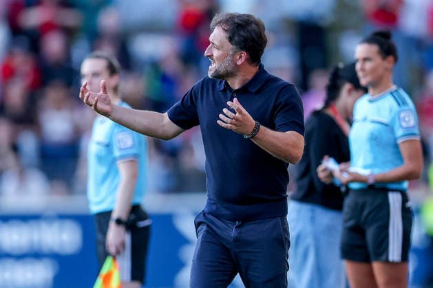 14.09.2026, Fußball, 1. Frauen Bundesliga, Bayer 04 Leverkusen - FC Bayern München, 4. Spieltag, Ulrich-Haberland-Stadion, Saison 2026 27: Cheftrainer Jose Barcala (FC Bayern München hc) wild gestikulierend am Spielfeldrand DFB regulations prohibit any use of photographs as image sequences and or quasi-video. Nordrhein-Westfalen Deutschland