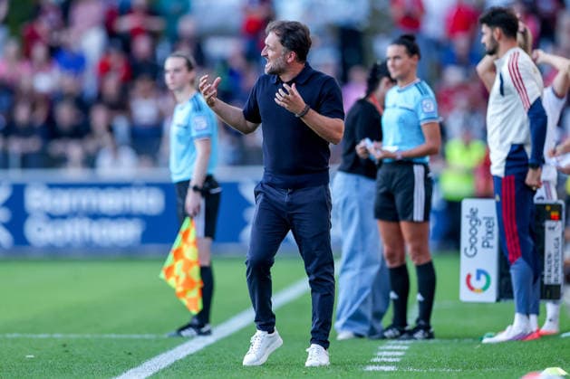 14.09.2026, Fußball, 1. Frauen Bundesliga, Bayer 04 Leverkusen - FC Bayern München, 4. Spieltag, Ulrich-Haberland-Stadion, Saison 2026 27: Cheftrainer Jose Barcala (FC Bayern München hc) wild gestikulierend am Spielfeldrand DFB regulations prohibit any use of photographs as image sequences and or quasi-video. Nordrhein-Westfalen Deutschland