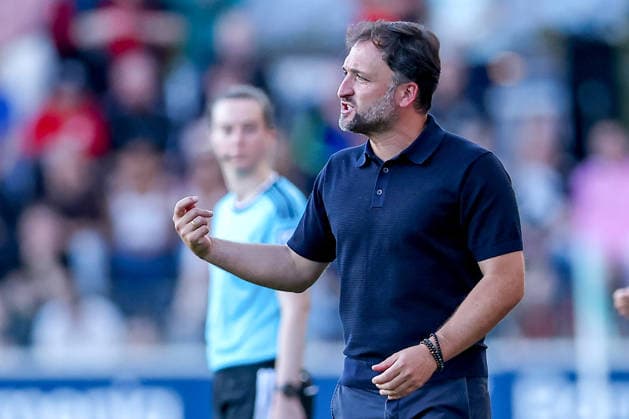 14.09.2026, Fußball, 1. Frauen Bundesliga, Bayer 04 Leverkusen - FC Bayern München, 4. Spieltag, Ulrich-Haberland-Stadion, Saison 2026 27: Cheftrainer Jose Barcala (FC Bayern München hc) wild gestikulierend am Spielfeldrand DFB regulations prohibit any use of photographs as image sequences and or quasi-video. Nordrhein-Westfalen Deutschland