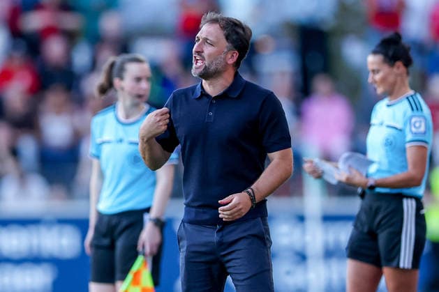 14.09.2026, Fußball, 1. Frauen Bundesliga, Bayer 04 Leverkusen - FC Bayern München, 4. Spieltag, Ulrich-Haberland-Stadion, Saison 2026 27: Cheftrainer Jose Barcala (FC Bayern München hc) wild gestikulierend am Spielfeldrand DFB regulations prohibit any use of photographs as image sequences and or quasi-video. Nordrhein-Westfalen Deutschland