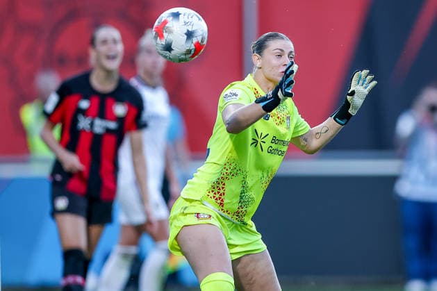 14.09.2026, Fußball, 1. Frauen Bundesliga, Bayer 04 Leverkusen - FC Bayern München, 4. Spieltag, Ulrich-Haberland-Stadion, Saison 2026 27: Rafaela Borggräfe (Bayer 04 Leverkusen 12) blickt beim Tor zum 2:2 dem Ball hinterher DFB regulations prohibit any use of photographs as image sequences and or quasi-video. Nordrhein-Westfalen Deutschland