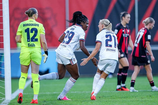 14.09.2026, Fußball, 1. Frauen Bundesliga, Bayer 04 Leverkusen - FC Bayern München, 4. Spieltag, Ulrich-Haberland-Stadion, Saison 2026 27: Torjubel nach dem Tor zum 2:2 durch Torschütze Edna Imade (FC Bayern München 29) zusammen mit Pernille Harder (FC Bayern München 21) DFB regulations prohibit any use of photographs as image sequences and or quasi-video. Nordrhein-Westfalen Deutschland