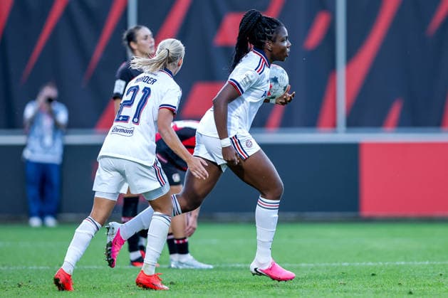 14.09.2026, Fußball, 1. Frauen Bundesliga, Bayer 04 Leverkusen - FC Bayern München, 4. Spieltag, Ulrich-Haberland-Stadion, Saison 2026 27: Torjubel nach dem Tor zum 2:2 durch Torschütze Edna Imade (FC Bayern München 29) zusammen mit Pernille Harder (FC Bayern München 21) DFB regulations prohibit any use of photographs as image sequences and or quasi-video. Nordrhein-Westfalen Deutschland