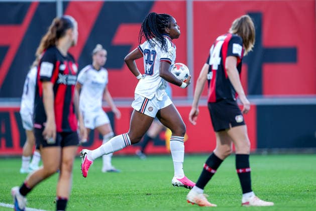 14.09.2026, Fußball, 1. Frauen Bundesliga, Bayer 04 Leverkusen - FC Bayern München, 4. Spieltag, Ulrich-Haberland-Stadion, Saison 2026 27: Torjubel nach dem Tor zum 2:2 durch Torschütze Edna Imade (FC Bayern München 29) zusammen mit DFB regulations prohibit any use of photographs as image sequences and or quasi-video. Nordrhein-Westfalen Deutschland