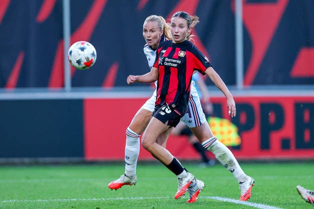 14.09.2026, Fußball, 1. Frauen Bundesliga, Bayer 04 Leverkusen - FC Bayern München, 4. Spieltag, Ulrich-Haberland-Stadion, Saison 2026 27: Loreen Bender (Bayer 04 Leverkusen 19) im Zweikampf gegen Glodis Viggosdottir (FC Bayern München 04) DFB regulations prohibit any use of photographs as image sequences and or quasi-video. Nordrhein-Westfalen Deutschland
