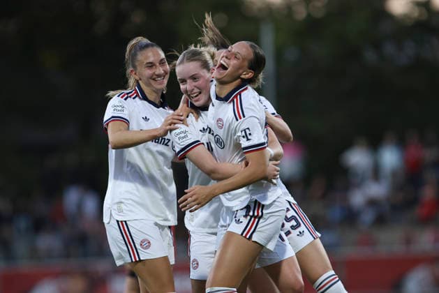 Alara Åžehitler (FC Bayern Muenchen) Torjubel,jubelt mit ihrer Mannschaft nach dem Treffer zum 2:3 waehrend des Spiels der Frauen Bundesliga zwischen Bayer 04 Leverkusen und FC Bayern Muenchen, Ulrich-Haberland-Stadion am 14. September 2026 in Leverkusen, Deutschland. (Foto von Oliver Kaelke DeFodi Images) +++ Alara Åžehitler (FC Bayern Muenchen) celebrates after scoring her team s third goal with teammates during the Bundesliga match between Bayer 04 Leverkusen and FC Bayern Muenchen at Ulrich-Haberland-Stadion on September 14, 2026 in Leverkusen, Germany. (Photo by Oliver Kaelke DeFodi Images) DFB DFL REGULATIONS PROHIBIT ANY USE OF PHOTOGRAPHS AS IMAGE SEQUENCES AND OR QUASI-VIDEO. (Photo by Oliver Kaelke DeFodi Images) -