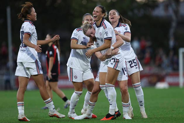Alara Åžehitler (FC Bayern Muenchen) Torjubel,jubelt mit ihrer Mannschaft nach dem Treffer zum 2:3 waehrend des Spiels der Frauen Bundesliga zwischen Bayer 04 Leverkusen und FC Bayern Muenchen, Ulrich-Haberland-Stadion am 14. September 2026 in Leverkusen, Deutschland. (Foto von Oliver Kaelke DeFodi Images) +++ Alara Åžehitler (FC Bayern Muenchen) celebrates after scoring her team s third goal with teammates during the Bundesliga match between Bayer 04 Leverkusen and FC Bayern Muenchen at Ulrich-Haberland-Stadion on September 14, 2026 in Leverkusen, Germany. (Photo by Oliver Kaelke DeFodi Images) DFB DFL REGULATIONS PROHIBIT ANY USE OF PHOTOGRAPHS AS IMAGE SEQUENCES AND OR QUASI-VIDEO. (Photo by Oliver Kaelke DeFodi Images) -