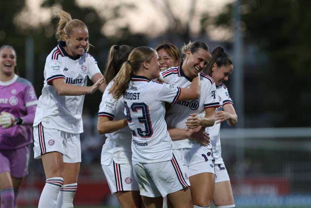 Alara Åžehitler (FC Bayern Muenchen) Torjubel,jubelt mit ihrer Mannschaft nach dem Treffer zum 2:3 waehrend des Spiels der Frauen Bundesliga zwischen Bayer 04 Leverkusen und FC Bayern Muenchen, Ulrich-Haberland-Stadion am 14. September 2026 in Leverkusen, Deutschland. (Foto von Oliver Kaelke DeFodi Images) +++ Alara Åžehitler (FC Bayern Muenchen) celebrates after scoring her team s third goal with teammates during the Bundesliga match between Bayer 04 Leverkusen and FC Bayern Muenchen at Ulrich-Haberland-Stadion on September 14, 2026 in Leverkusen, Germany. (Photo by Oliver Kaelke DeFodi Images) DFB DFL REGULATIONS PROHIBIT ANY USE OF PHOTOGRAPHS AS IMAGE SEQUENCES AND OR QUASI-VIDEO. (Photo by Oliver Kaelke DeFodi Images) -