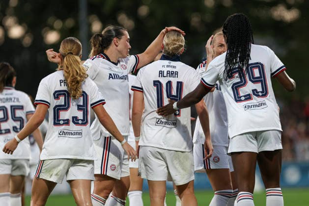 Alara Åžehitler (FC Bayern Muenchen) Torjubel,jubelt mit ihrer Mannschaft nach dem Treffer zum 2:3 waehrend des Spiels der Frauen Bundesliga zwischen Bayer 04 Leverkusen und FC Bayern Muenchen, Ulrich-Haberland-Stadion am 14. September 2026 in Leverkusen, Deutschland. (Foto von Oliver Kaelke DeFodi Images) +++ Alara Åžehitler (FC Bayern Muenchen) celebrates after scoring her team s third goal with teammates during the Bundesliga match between Bayer 04 Leverkusen and FC Bayern Muenchen at Ulrich-Haberland-Stadion on September 14, 2026 in Leverkusen, Germany. (Photo by Oliver Kaelke DeFodi Images) DFB DFL REGULATIONS PROHIBIT ANY USE OF PHOTOGRAPHS AS IMAGE SEQUENCES AND OR QUASI-VIDEO. (Photo by Oliver Kaelke DeFodi Images) -