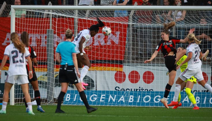 Edna Imade (München) köpft zum 2-2 ein, Leverkusen, Germany 14.09.2026, Frauen Bundesliga, 4. Spieltag, Bayer 04 Leverkusen - FC Bayern München.