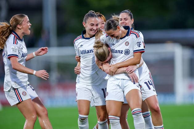 14.09.2026, Fußball, 1. Frauen Bundesliga, Bayer 04 Leverkusen - FC Bayern München, 4. Spieltag, Ulrich-Haberland-Stadion, Saison 2026 27: Torjubel nach dem Tor zum 3:2 durch Torschütze Alara Sehitler (FC Bayern München 14) zusammen mit Klara Bühl (FC Bayern München 17) Sophie Proost (FC Bayern München 23) DFB regulations prohibit any use of photographs as image sequences and or quasi-video. Nordrhein-Westfalen Deutschland
