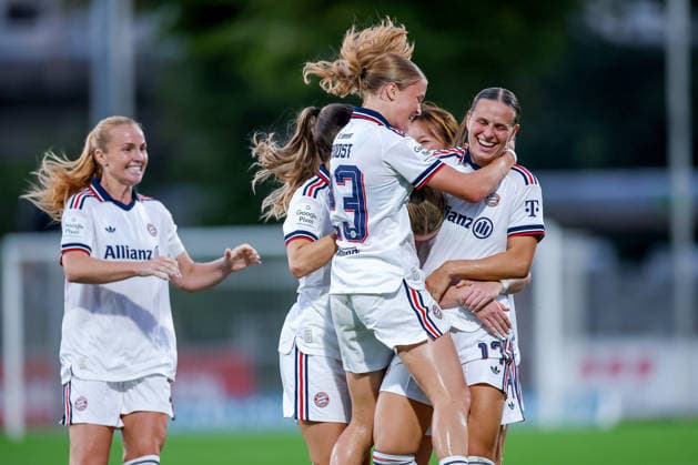 14.09.2026, Fußball, 1. Frauen Bundesliga, Bayer 04 Leverkusen - FC Bayern München, 4. Spieltag, Ulrich-Haberland-Stadion, Saison 2026 27: Torjubel nach dem Tor zum 3:2 durch Torschütze Alara Sehitler (FC Bayern München 14) zusammen mit Klara Bühl (FC Bayern München 17) Sophie Proost (FC Bayern München 23) DFB regulations prohibit any use of photographs as image sequences and or quasi-video. Nordrhein-Westfalen Deutschland