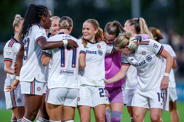 14.09.2026, Fußball, 1. Frauen Bundesliga, Bayer 04 Leverkusen - FC Bayern München, 4. Spieltag, Ulrich-Haberland-Stadion, Saison 2026 27: Torjubel nach dem Tor zum 3:2 durch Torschütze Alara Sehitler (FC Bayern München 14) zusammen mit Klara Bühl (FC Bayern München 17) Katharina Naschenweng (FC Bayern München 19) Sophie Proost (FC Bayern München 23) Edna Imade (FC Bayern München 29) DFB regulations prohibit any use of photographs as image sequences and or quasi-video. Nordrhein-Westfalen Deutschland