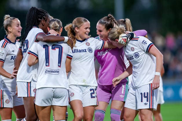 14.09.2026, Fußball, 1. Frauen Bundesliga, Bayer 04 Leverkusen - FC Bayern München, 4. Spieltag, Ulrich-Haberland-Stadion, Saison 2026 27: Torjubel nach dem Tor zum 3:2 durch Torschütze Alara Sehitler (FC Bayern München 14) zusammen mit Klara Bühl (FC Bayern München 17) Katharina Naschenweng (FC Bayern München 19) Sophie Proost (FC Bayern München 23) Edna Imade (FC Bayern München 29) DFB regulations prohibit any use of photographs as image sequences and or quasi-video. Nordrhein-Westfalen Deutschland