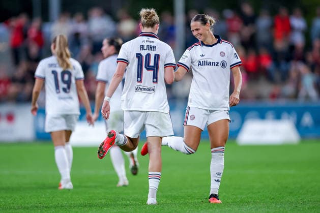 14.09.2026, Fußball, 1. Frauen Bundesliga, Bayer 04 Leverkusen - FC Bayern München, 4. Spieltag, Ulrich-Haberland-Stadion, Saison 2026 27: Torjubel nach dem Tor zum 3:2 durch Torschütze Alara Sehitler (FC Bayern München 14) zusammen mit DFB regulations prohibit any use of photographs as image sequences and or quasi-video. Nordrhein-Westfalen Deutschland