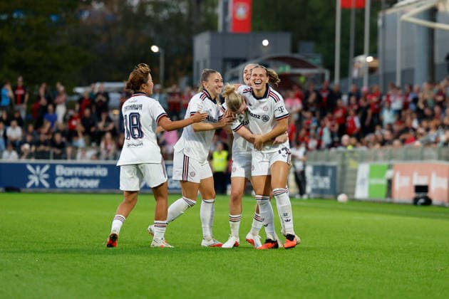 Fußball I Frauen I Saison 2026-2027 I Bundesliga I 4. Spieltag I Bayer 04 Leverkusen - FC Bayern München I 14.09.2026 Alara Åžehitler (14, FC Bayern München) Jubelt mit ihrem Team nach dem 3:2 Führungstreffer. Leverkusen Ulrich-Haberland-Stadion Nordrhein-Westfalen Deutschland