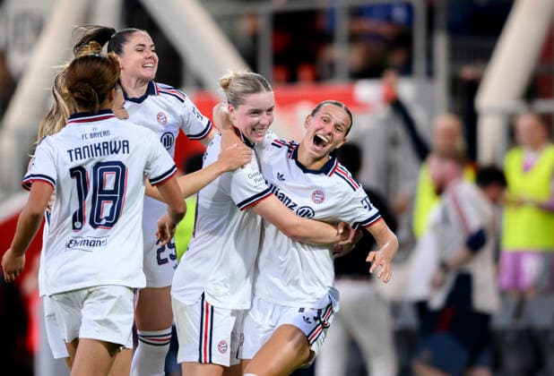 Jubel Bayern München nach dem Tor zu 2:3, (r-l) Klara Bühl (M), Torschützin ALARA SEHITLER (M), Sarah ZADRAZIL (M), Momoko TANIKAWA (M). Fussball Google Pixel Frauen 1. Bundesliga, 4. Spieltag, Bayer 04 Leverkusen (LEV) - FC Bayern München (M), am 14.09.2026 in Leverkusen Deutschland Ulrich-Haberland-Stadion