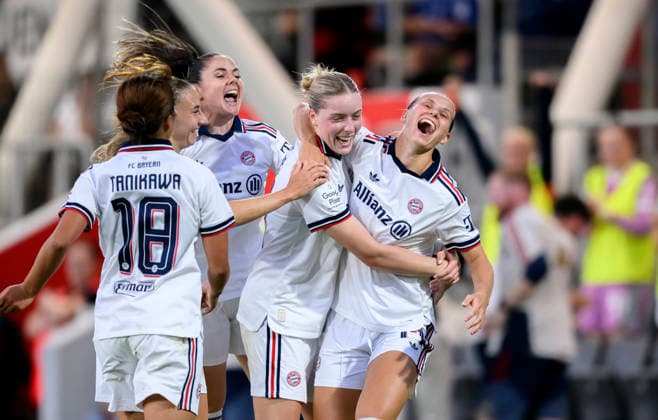 Jubel Bayern München nach dem Tor zu 2:3, (r-l) Klara Bühl (M), Torschützin ALARA SEHITLER (M), Sarah ZADRAZIL (M), Momoko TANIKAWA (M). Fussball Google Pixel Frauen 1. Bundesliga, 4. Spieltag, Bayer 04 Leverkusen (LEV) - FC Bayern München (M), am 14.09.2026 in Leverkusen Deutschland Ulrich-Haberland-Stadion