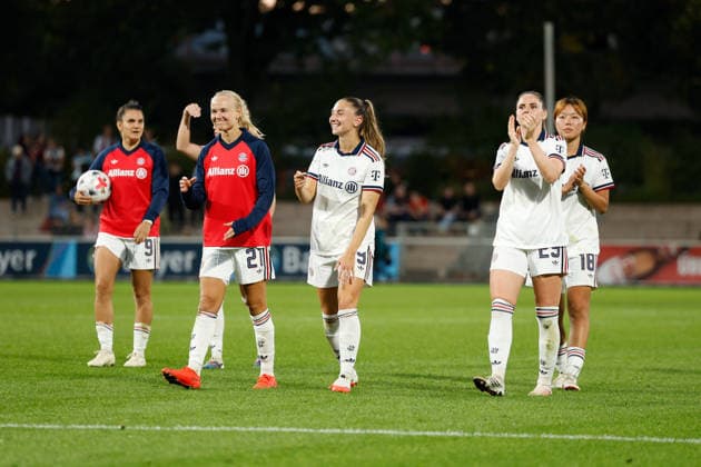 Fußball I Frauen I Saison 2026-2027 I Bundesliga I 4. Spieltag I Bayer 04 Leverkusen - FC Bayern München I 14.09.2026 Jovana DamnjanoviÄ‡ (9, FC Bayern München) Pernille Harder (21, FC Bayern München) Katharina Naschenweng (19, FC Bayern München) Sarah Zadrazil (25, FC Bayern München) Momoko Tanikawa (18, FC Bayern München) Lachen und bedanken sich bei den Fans. Leverkusen Ulrich-Haberland-Stadion Nordrhein-Westfalen Deutschland