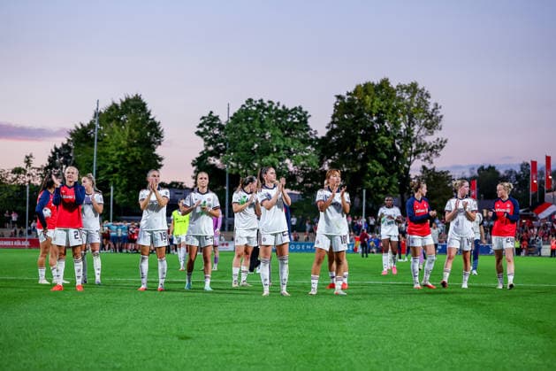 14.09.2026, Fußball, 1. Frauen Bundesliga, Bayer 04 Leverkusen - FC Bayern München, 4. Spieltag, Ulrich-Haberland-Stadion, Saison 2026 27: Abschlussjubel nach dem 3:2 Sieg der Bayern-Frauen gegen Bayer04. Pernille Harder (FC Bayern München 21) Giulia Gwinn (FC Bayern München 07) Katharina Naschenweng (FC Bayern München 19) Sophie Proost (FC Bayern München 23) Sarah Zadrazil (FC Bayern München 25) Momoko Tanikawa (FC Bayern München 18) Alara Sehitler (FC Bayern München 14) Franziska Kett (FC Bayern München 20) DFB regulations prohibit any use of photographs as image sequences and or quasi-video. Nordrhein-Westfalen Deutschland