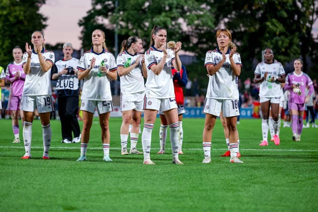 14.09.2026, Fußball, 1. Frauen Bundesliga, Bayer 04 Leverkusen - FC Bayern München, 4. Spieltag, Ulrich-Haberland-Stadion, Saison 2026 27: Abschlussjubel nach dem 3:2 Sieg der Bayern-Frauen gegen Bayer04. Katharina Naschenweng (FC Bayern München 19) Sophie Proost (FC Bayern München 23) Sarah Zadrazil (FC Bayern München 25) Momoko Tanikawa (FC Bayern München 18) Edna Imade (FC Bayern München 29) DFB regulations prohibit any use of photographs as image sequences and or quasi-video. Nordrhein-Westfalen Deutschland