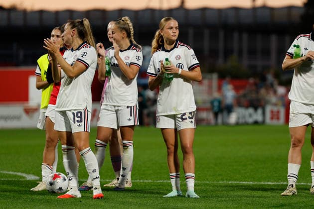 Fußball I Frauen I Saison 2026-2027 I Bundesliga I 4. Spieltag I Bayer 04 Leverkusen - FC Bayern München I 14.09.2026 Katharina Naschenweng (19, FC Bayern München) Giulia Gwinn (7, FC Bayern München) Sophie Proost (23, FC Bayern München) Bedanken sich nach dem Spiel bei den Fans. Leverkusen Ulrich-Haberland-Stadion Nordrhein-Westfalen Deutschland