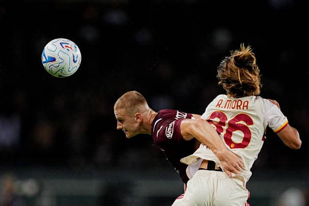Torino s Pietro Comuzzo fights for the ball with RomaÕs Rodrigo Mora during the Serie A soccer match between Torino and Roma at the Stadio Olimpico Grande Torino in Turin, north west Italy - Sunday, September 14, 2026. - Soccer .  Copyright: xMarcoxAlpozzi LaPressex