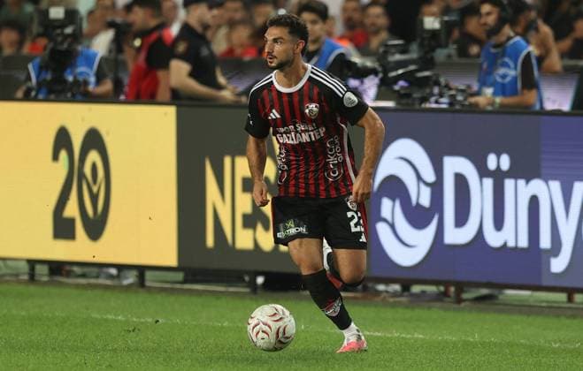 Gaziantep FK v Fenerbahce - Turkish Super Lig GAZIANTEP, TURKIYE - SEPTEMBER 14: Kerim Calhanoglu of Gaziantep FK in action during the Turkish Super Lig Week 5 match between Gaziantep FK and Fenerbahce at Gaziantep Buyuksehir Stadium in Gaziantep, Turkiye, on September 14, 2026. Omer Faruk Salman Anadolu Gaziantep Turkey. Editorial use only. Please get in touch for any other usage.  Copyright: x2026xAnadoluxOmerxFarukxSalmanx