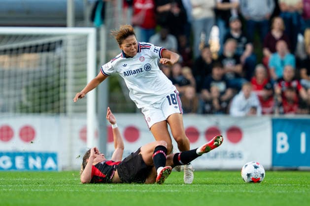 Graetsche von Paulina Tomasiak (Bayer 04 Leverkusen, 28) an Momoko Tanikawa (FC Bayern Muenchen, 18) Bayer 04 Leverkusen vs. FC Bayern Muenchen, Fussball, Google Pixel Frauen-Bundesliga, 4. Spieltag, Saison 2026 2027, 14.09.2026 DFB REGULATIONS PROHIBIT ANY USE OF PHOTOGRAPHS AS IMAGE SEQUENCES AND OR QUASI-VIDEO Bayer 04 Leverkusen vs. FC Bayern Muenchen, Fussball, Google Pixel Frauen-Bundesliga, 4. Spieltag, Saison 2026 2027, 14.09.2026 Leverkusen