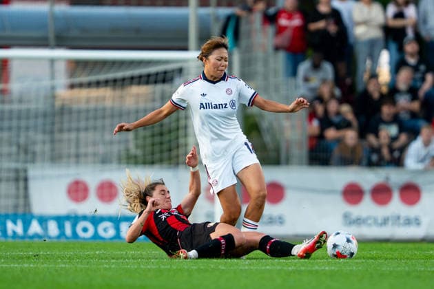 Graetsche von Paulina Tomasiak (Bayer 04 Leverkusen, 28) an Momoko Tanikawa (FC Bayern Muenchen, 18) Bayer 04 Leverkusen vs. FC Bayern Muenchen, Fussball, Google Pixel Frauen-Bundesliga, 4. Spieltag, Saison 2026 2027, 14.09.2026 DFB REGULATIONS PROHIBIT ANY USE OF PHOTOGRAPHS AS IMAGE SEQUENCES AND OR QUASI-VIDEO Bayer 04 Leverkusen vs. FC Bayern Muenchen, Fussball, Google Pixel Frauen-Bundesliga, 4. Spieltag, Saison 2026 2027, 14.09.2026 Leverkusen