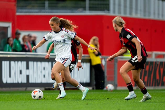 Sophie Proost (FC Bayern Muenchen, 23) am Ball Bayer 04 Leverkusen vs. FC Bayern Muenchen, Fussball, Google Pixel Frauen-Bundesliga, 4. Spieltag, Saison 2026 2027, 14.09.2026 DFB REGULATIONS PROHIBIT ANY USE OF PHOTOGRAPHS AS IMAGE SEQUENCES AND OR QUASI-VIDEO Bayer 04 Leverkusen vs. FC Bayern Muenchen, Fussball, Google Pixel Frauen-Bundesliga, 4. Spieltag, Saison 2026 2027, 14.09.2026 Leverkusen