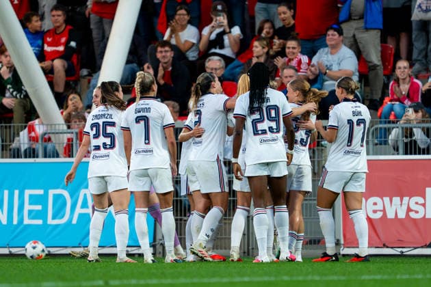 Die Mannschaft bejubelt das 3:2 durch Alara Sehitler (FC Bayern Muenchen, 14) Bayer 04 Leverkusen vs. FC Bayern Muenchen, Fussball, Google Pixel Frauen-Bundesliga, 4. Spieltag, Saison 2026 2027, 14.09.2026 DFB REGULATIONS PROHIBIT ANY USE OF PHOTOGRAPHS AS IMAGE SEQUENCES AND OR QUASI-VIDEO Bayer 04 Leverkusen vs. FC Bayern Muenchen, Fussball, Google Pixel Frauen-Bundesliga, 4. Spieltag, Saison 2026 2027, 14.09.2026 Leverkusen