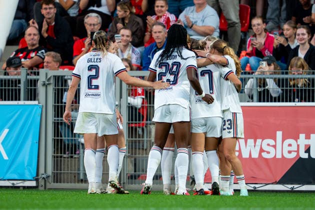 Die Mannschaft bejubelt das 3:2 durch Alara Sehitler (FC Bayern Muenchen, 14) Bayer 04 Leverkusen vs. FC Bayern Muenchen, Fussball, Google Pixel Frauen-Bundesliga, 4. Spieltag, Saison 2026 2027, 14.09.2026 DFB REGULATIONS PROHIBIT ANY USE OF PHOTOGRAPHS AS IMAGE SEQUENCES AND OR QUASI-VIDEO Bayer 04 Leverkusen vs. FC Bayern Muenchen, Fussball, Google Pixel Frauen-Bundesliga, 4. Spieltag, Saison 2026 2027, 14.09.2026 Leverkusen