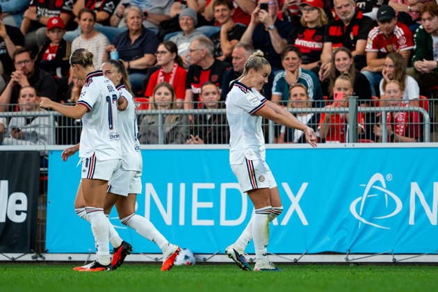 Die Mannschaft bejubelt das 3:2 durch Alara Sehitler (FC Bayern Muenchen, 14) Bayer 04 Leverkusen vs. FC Bayern Muenchen, Fussball, Google Pixel Frauen-Bundesliga, 4. Spieltag, Saison 2026 2027, 14.09.2026 DFB REGULATIONS PROHIBIT ANY USE OF PHOTOGRAPHS AS IMAGE SEQUENCES AND OR QUASI-VIDEO Bayer 04 Leverkusen vs. FC Bayern Muenchen, Fussball, Google Pixel Frauen-Bundesliga, 4. Spieltag, Saison 2026 2027, 14.09.2026 Leverkusen