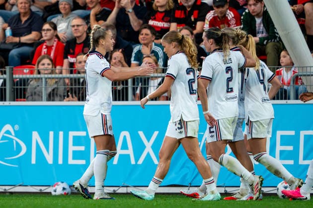 Die Mannschaft bejubelt das 3:2 durch Alara Sehitler (FC Bayern Muenchen, 14) Bayer 04 Leverkusen vs. FC Bayern Muenchen, Fussball, Google Pixel Frauen-Bundesliga, 4. Spieltag, Saison 2026 2027, 14.09.2026 DFB REGULATIONS PROHIBIT ANY USE OF PHOTOGRAPHS AS IMAGE SEQUENCES AND OR QUASI-VIDEO Bayer 04 Leverkusen vs. FC Bayern Muenchen, Fussball, Google Pixel Frauen-Bundesliga, 4. Spieltag, Saison 2026 2027, 14.09.2026 Leverkusen