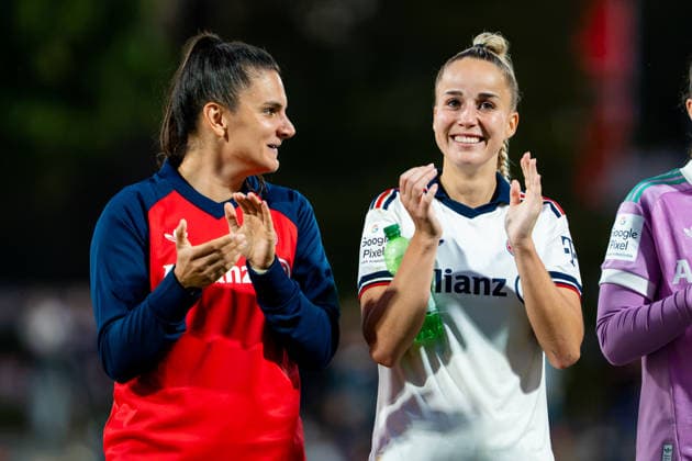 Jovana Damnjanovic (FC Bayern Muenchen, 09) und Giulia Gwinn (FC Bayern Muenchen, 07) bejubeln den Sieg vor der Kurve Bayer 04 Leverkusen vs. FC Bayern Muenchen, Fussball, Google Pixel Frauen-Bundesliga, 4. Spieltag, Saison 2026 2027, 14.09.2026 DFB REGULATIONS PROHIBIT ANY USE OF PHOTOGRAPHS AS IMAGE SEQUENCES AND OR QUASI-VIDEO Bayer 04 Leverkusen vs. FC Bayern Muenchen, Fussball, Google Pixel Frauen-Bundesliga, 4. Spieltag, Saison 2026 2027, 14.09.2026 Leverkusen