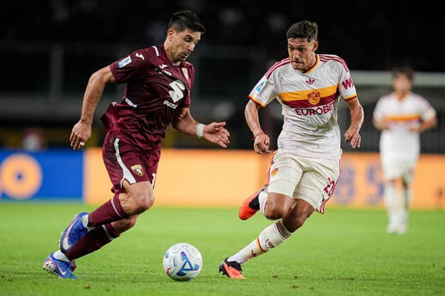 Torino s Giovanni Simeone fights for the ball with RomaÕs Nahuel Molina during the Serie A soccer match between Torino and Roma at the Stadio Olimpico Grande Torino in Turin, north west Italy - Sunday, September 14, 2026. - Soccer .  Copyright: xMarcoxAlpozzi LaPressex