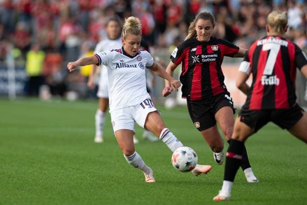 Linda Dallmann 10 (FC Bayern Muenchen Frauen) spitzelt den Ball raus, Bayer 04 Leverkusen Frauen vs. FC Bayern Muenchen Frauen, Fussball, Google Pixel Frauen-Bundesliga, 4. Spieltag, 2026 2027, 14.09.2026 DFB regulations prohibit any use of photographs as image sequences and or quasi-video Leverkusen Nordrhein-Westfalen Deutschland